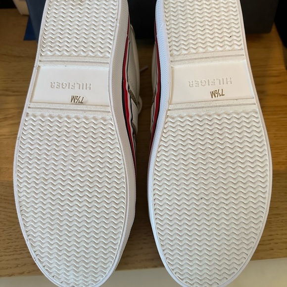 Tommy Hilfiger Size 7 1/2 women sneakers. Brand new with box. Synthetic leather. - Picture 4 of 5